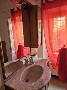 a bathroom with two sinks and a large mirror at Beatrice Nel centro di Levanto in Levanto
