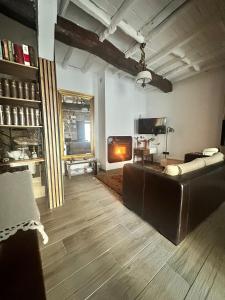 a living room with a couch and a fireplace at Azenha Ah Bô! in Alijó