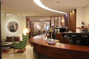 a lobby with a bar and a living room at Teaterhotellet in Malmö