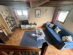 an overhead view of a living room with a blue couch at Gîte des sabotiers in Le Boissenet