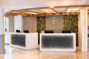 Die Lobby eines Gebäudes mit einer Blumenwand in der Unterkunft Gran Tagoro Family & Fun Playa Blanca in Playa Blanca