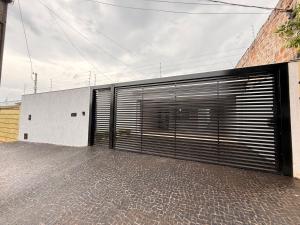 a large metal garage door on the side of a building at Casa Aconchego Lar in Rio Verde