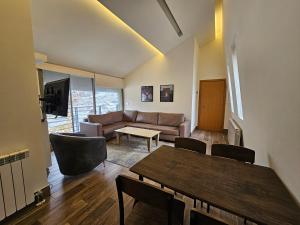 ein Wohnzimmer mit Sofa und Tisch in der Unterkunft Villajohn in Ad Dā‘ūq