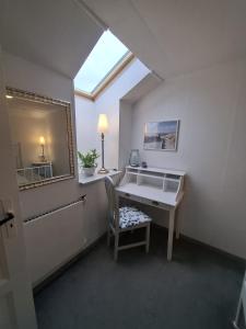 a small room with a desk and a window at Ferienwohnung Zeit für Meer in Kruså