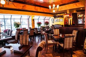 a restaurant with tables and chairs in a room at Best Western Plus Cairn Croft Hotel in Niagara Falls