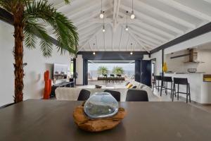 a dining room with a table with a glass bowl on it at Villa lEscale de Sainte Philomène in Saint-Pierre