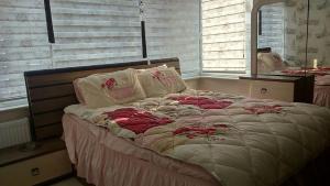 Łóżko lub łóżka w pokoju w obiekcie Zaher Apartment