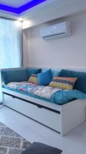 un sofá con almohadas en una habitación en Zaher Apartment, en Bursa