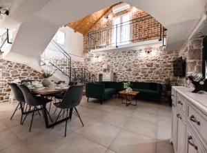 a dining room with a table and green chairs at La Felicita in Gornji Zemunik