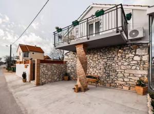 a house with a balcony on the side of it at La Felicita in Gornji Zemunik