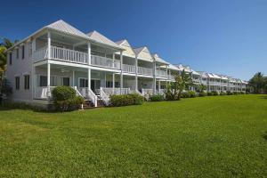 a row of houses with a large yard at Hawks Cay Resort in Duck Key