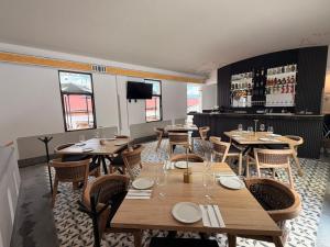 a restaurant with wooden tables and chairs and a bar at Hotel Emperador Orizaba in Orizaba