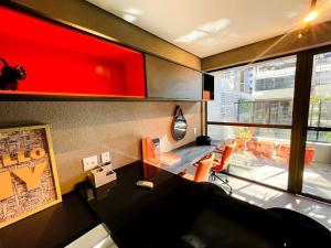ein Wohnzimmer mit einer roten Akzentwand in der Unterkunft Std Design Mar in Maceió + 25 Fotos