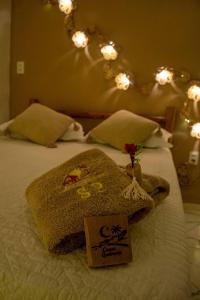 a bedroom with a bed with a sign on it at SP Hospedagem Canoa Quebrada in Canoa Quebrada