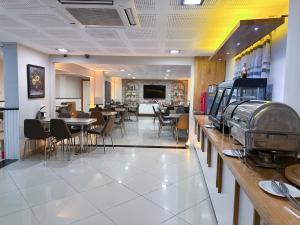 a restaurant with tables and chairs and a bar at Trakya City Hotel in Edirne