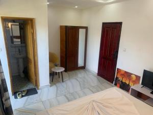 a living room with two doors and a sink at Refuge Des Princes in Douala