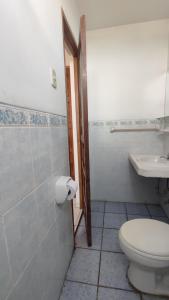 ein Badezimmer mit Toilette und Waschbecken in der Unterkunft Hotel JORGE CHAVEZ in Trujillo + 47 Fotos