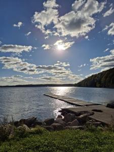 a view of a lake with the sun shining at Ferienwohnung Zeit für Meer in Kruså