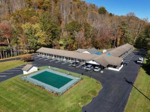 an aerial view of a house with a swimming pool at Scottish Inn Maggie Valley in Maggie Valley