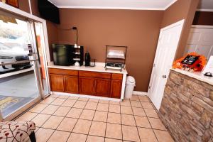 a bathroom with a tv and a tiled floor at Scottish Inn Maggie Valley in Maggie Valley