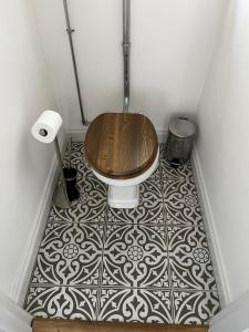 a bathroom with a wooden toilet in a room at Mill Villa Pakefield in Pakefield