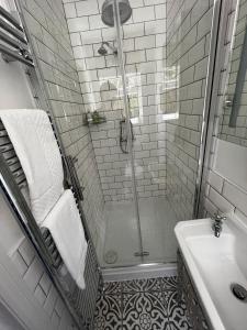 a bathroom with a shower and a sink at Mill Villa Pakefield in Pakefield +13 photos