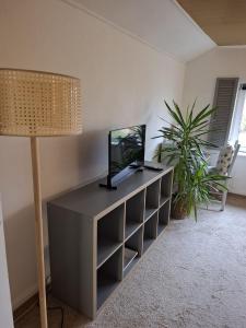 a living room with a table with a tv on it at Ferienwohnung Zeit für Meer in Kruså