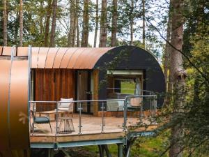 a round house with a deck in the woods at Liberty-Qu7629 in Chipping Norton