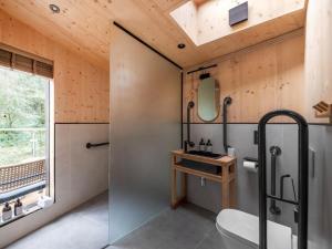 a bathroom with a toilet and a sink at Liberty-Qu7629 in Chipping Norton