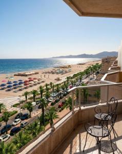 a balcony with chairs and a view of a beach at Vue sublime-conciergrie IB in Canet-en-Roussillon