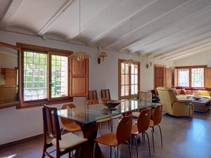 a dining room with a table and chairs at Casa Rural Mas En Calma in Cabanes