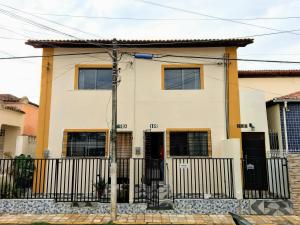 a house with a fence in front of it at Apto Master a 30m da Praça da Sé - Norões Residence in Crato