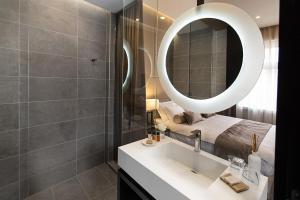 Kupatilo u objektu Dominic Smart & Luxury Suites - Republic Square