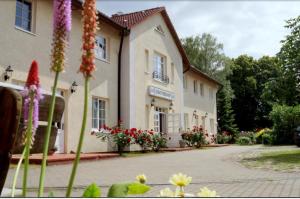 a building with flowers in front of it at Dorotheenhof in Mescherin