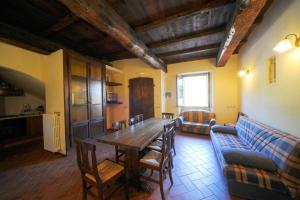 a living room with a wooden table and a couch at APPARTAMENTI Vista del Mondo in Spoleto