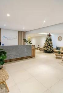 a christmas tree in the lobby of a hotel at Coral Confort APTS San Andres in San Andrés +211 photos