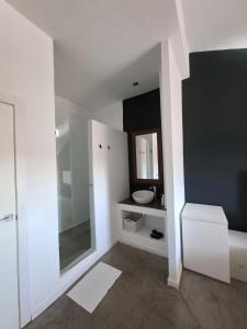 ein weißes Badezimmer mit Waschbecken und Spiegel in der Unterkunft Hotel Raimblanc in Villargordo del Cabriel + 43 Fotos