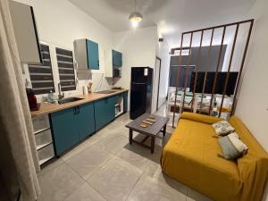 a kitchen with a yellow bed in a room at Le manga in Chiconi