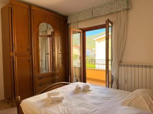 a bedroom with a bed with towels on it at Sperlonga Paradise Central House in Sperlonga