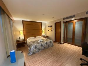 a hotel room with a bed in a room at Hotel Wynd Ibirapuera 512A in São Paulo