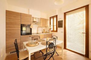 a kitchen with a table and chairs in a room at Acqua & Luce in Meina
