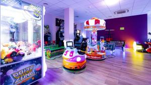 a room with a clown arcade and a video game at Apartament Rajka in Biała Woda