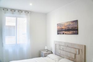 a bedroom with a bed and a painting on the wall at Ecos del Mar - Thalassa in Peniscola