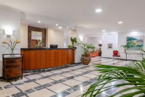 eine Lobby mit Rezeption und Pflanzen in der Unterkunft Hotel Orquidea in Funchal