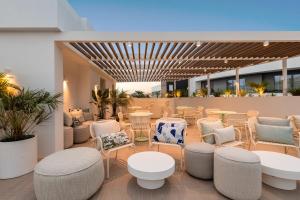 eine Terrasse mit Stühlen und Tischen in einem Gebäude in der Unterkunft Hotel Orquidea in Funchal