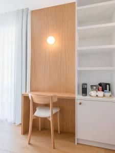 ein Tisch und ein Stuhl in einem Raum in der Unterkunft Hotel Orquidea in Funchal