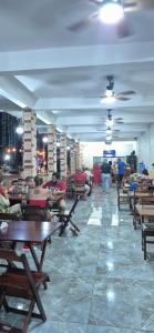 a group of people sitting at tables in a building at CLUBE e HOTEL ARIRANG in Itu