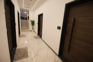 a hallway with a door and a tile floor at دار المكارم للشقق الفندقية الفاخره in Jerash