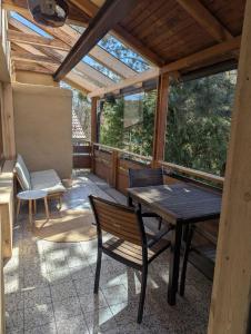 a screened in porch with a table and chairs at KUNSTapARTment in Kallmünz