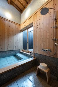 ein großes Badezimmer mit Dusche und Badewanne in der Unterkunft kyuuka in Nakatsu + 42 Fotos